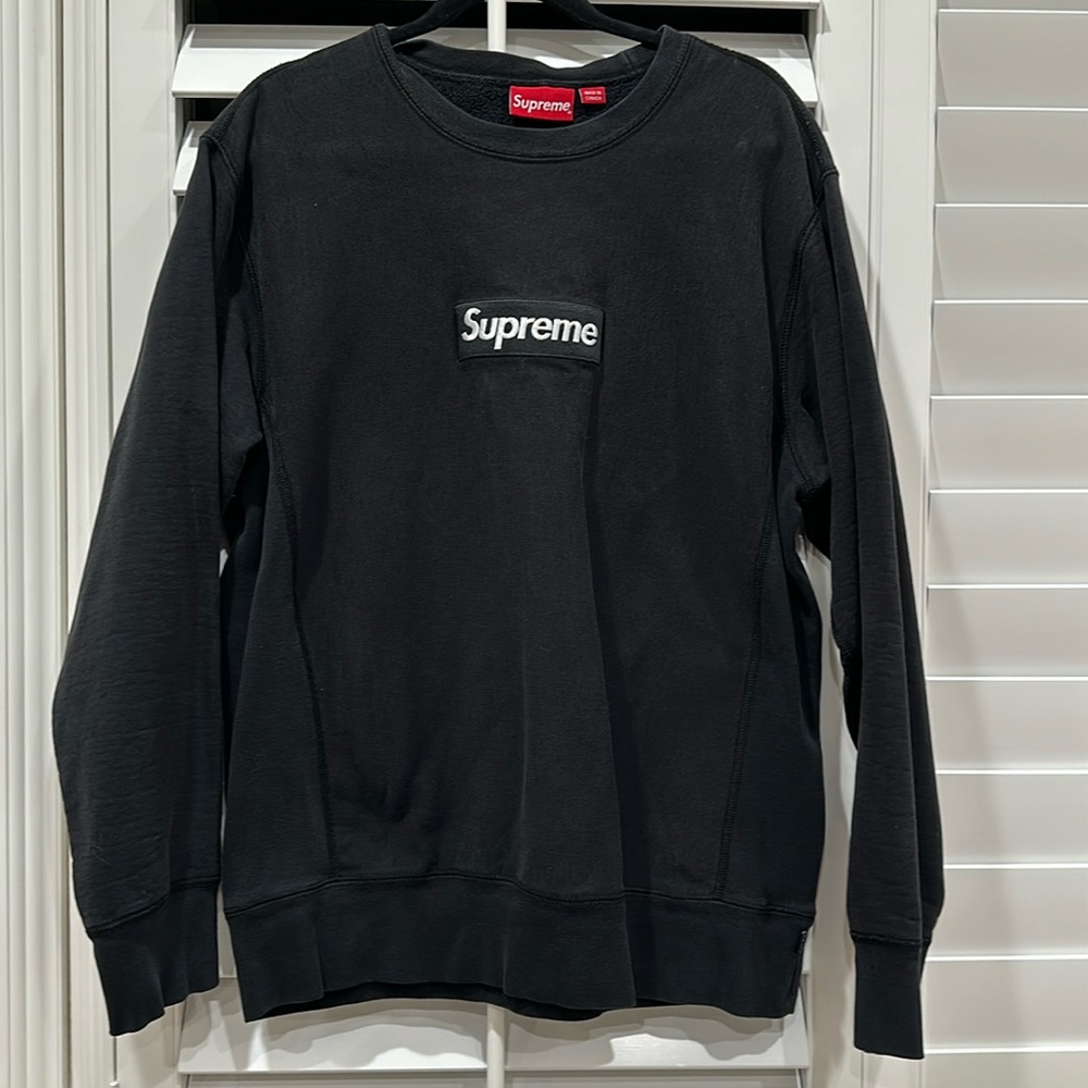 SUPREME Men’s Box Logo Sweatshirt.